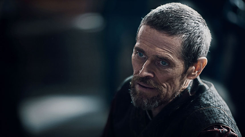 Willem Dafoe sitzt im „Orient-Express"